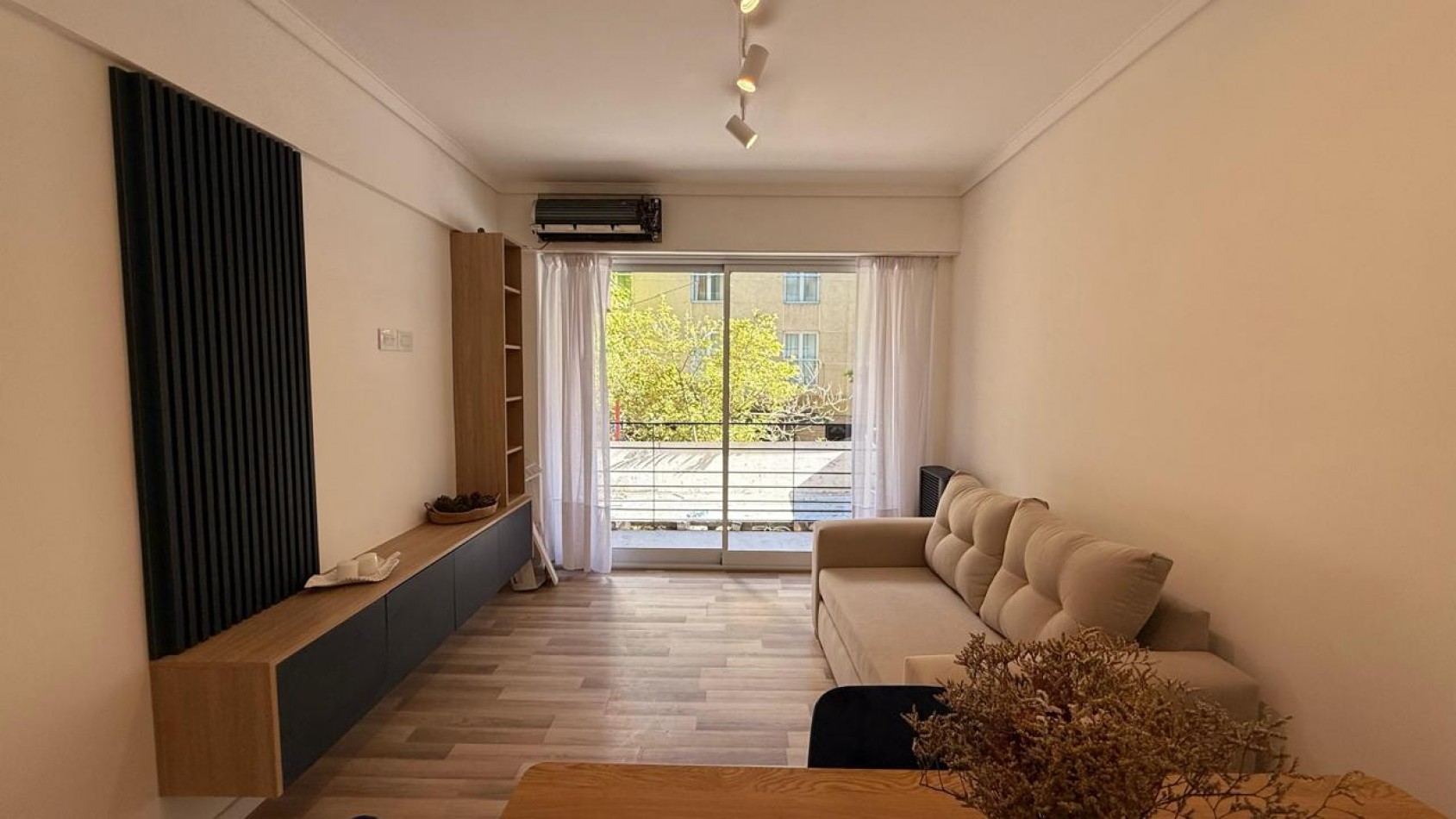 Departamento 2 ambientes con balcon a la calle