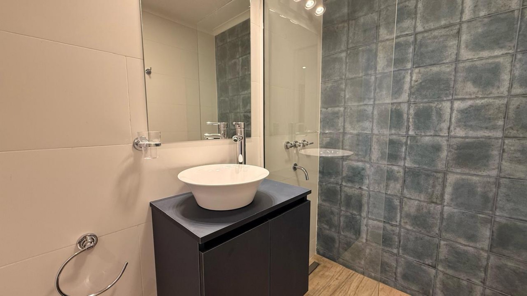 Departamento 2 ambientes con balcon a la calle