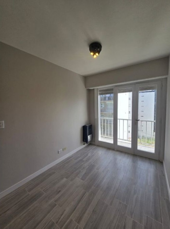 Departamento de 1 ambiente y medio a la calle con balcon - Reciclado