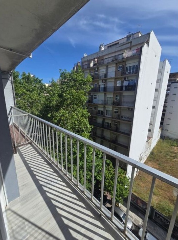 Departamento de 1 ambiente y medio a la calle con balcon - Reciclado