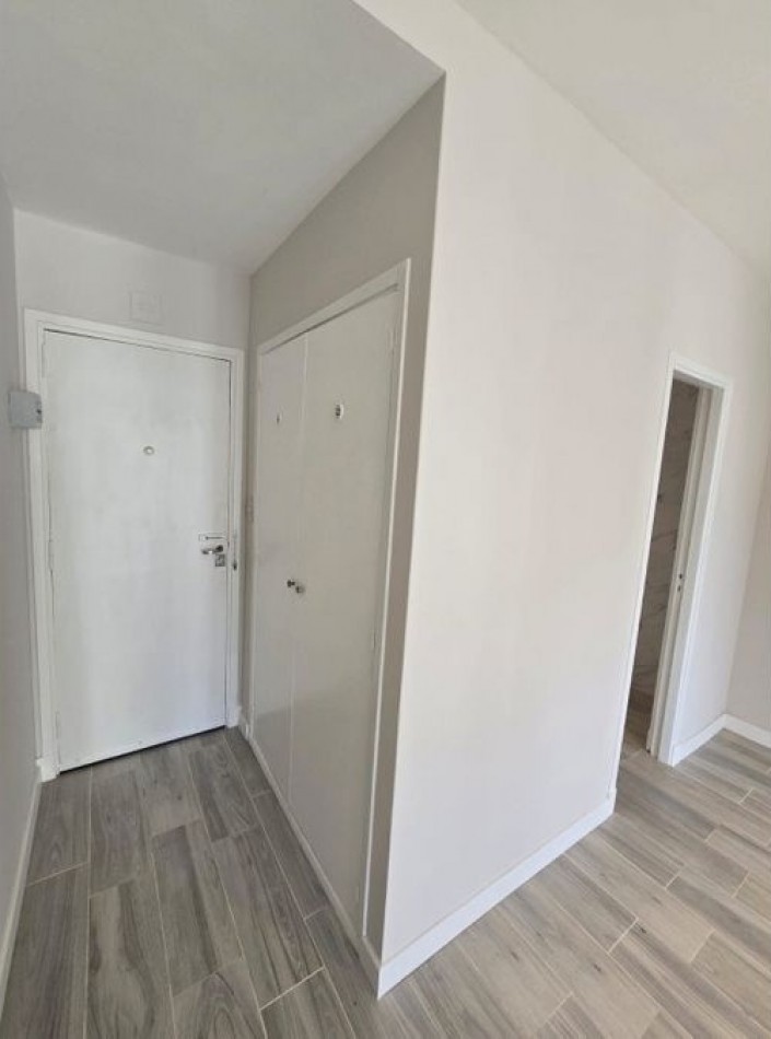 Departamento de 1 ambiente y medio a la calle con balcon - Reciclado