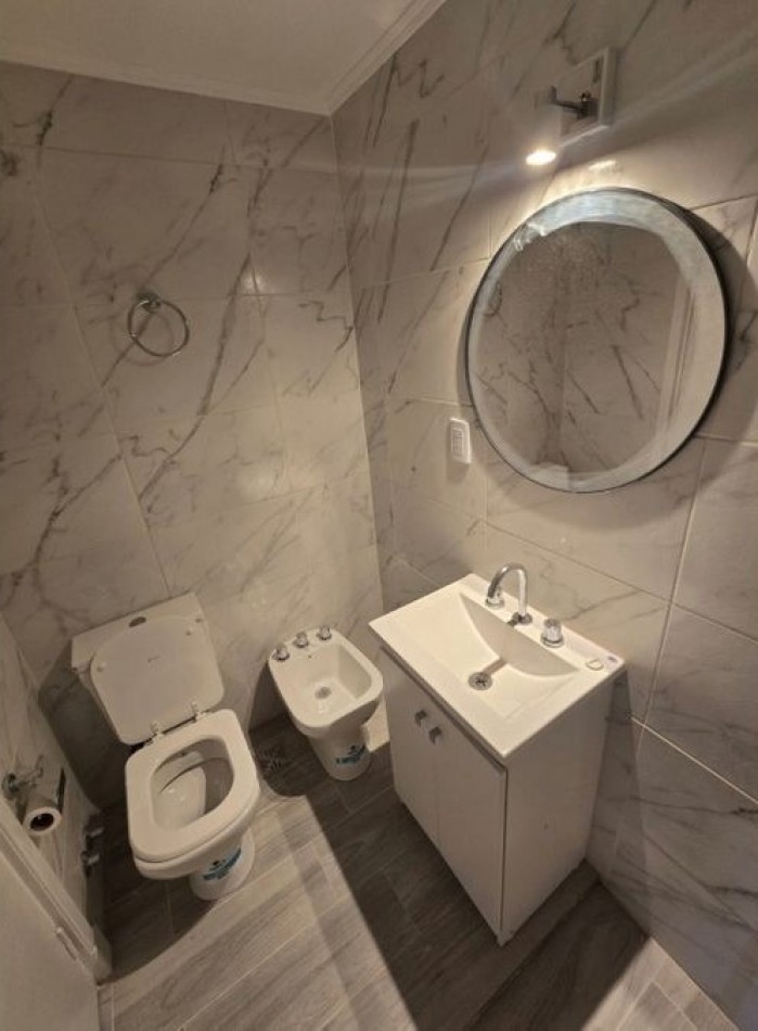 Departamento de 1 ambiente y medio a la calle con balcon - Reciclado