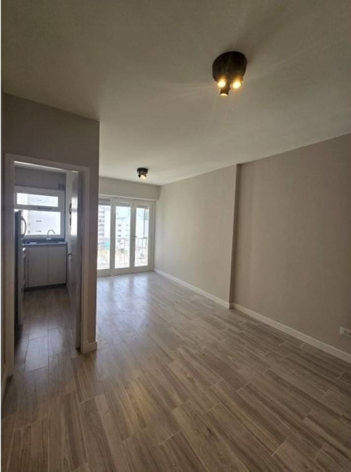 Departamento de 1 ambiente y medio a la calle con balcon - Reciclado