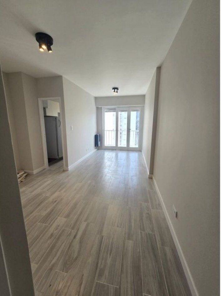 Departamento de 1 ambiente y medio a la calle con balcon - Reciclado