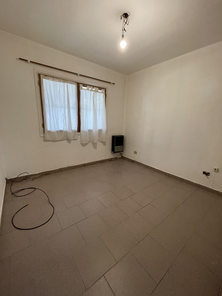 Casa 3 ambientes con patio y entrada para un vehiculo