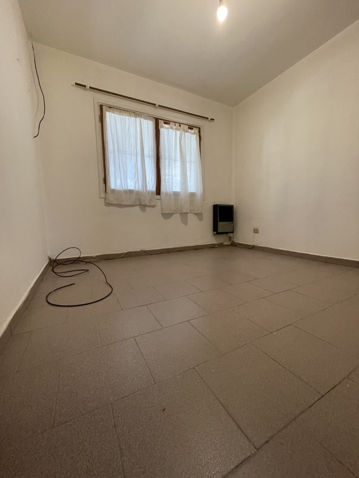 Casa 3 ambientes con patio y entrada para un vehiculo