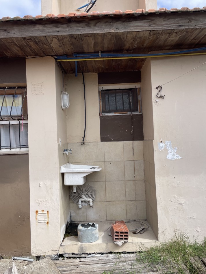 Casa 3 ambientes con patio y entrada para un vehiculo