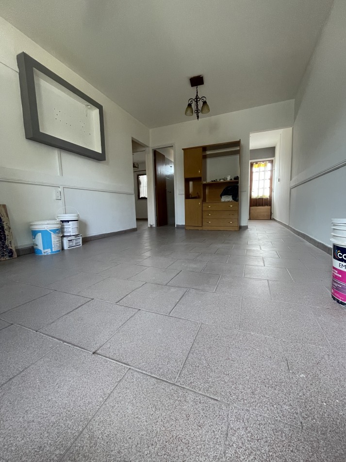 Casa 3 ambientes con patio y entrada para un vehiculo