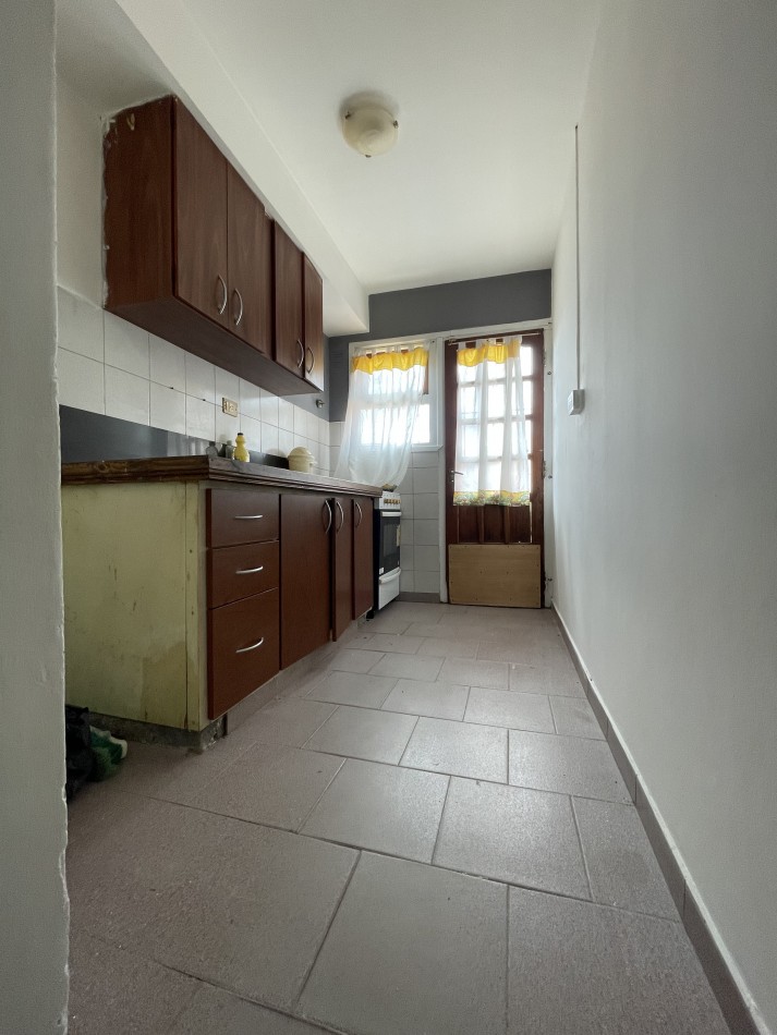 Casa 3 ambientes con patio y entrada para un vehiculo