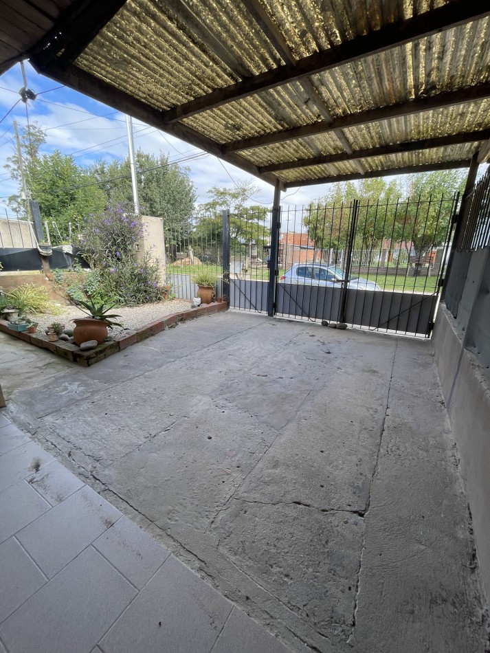 Casa 3 ambientes con patio y entrada para un vehiculo