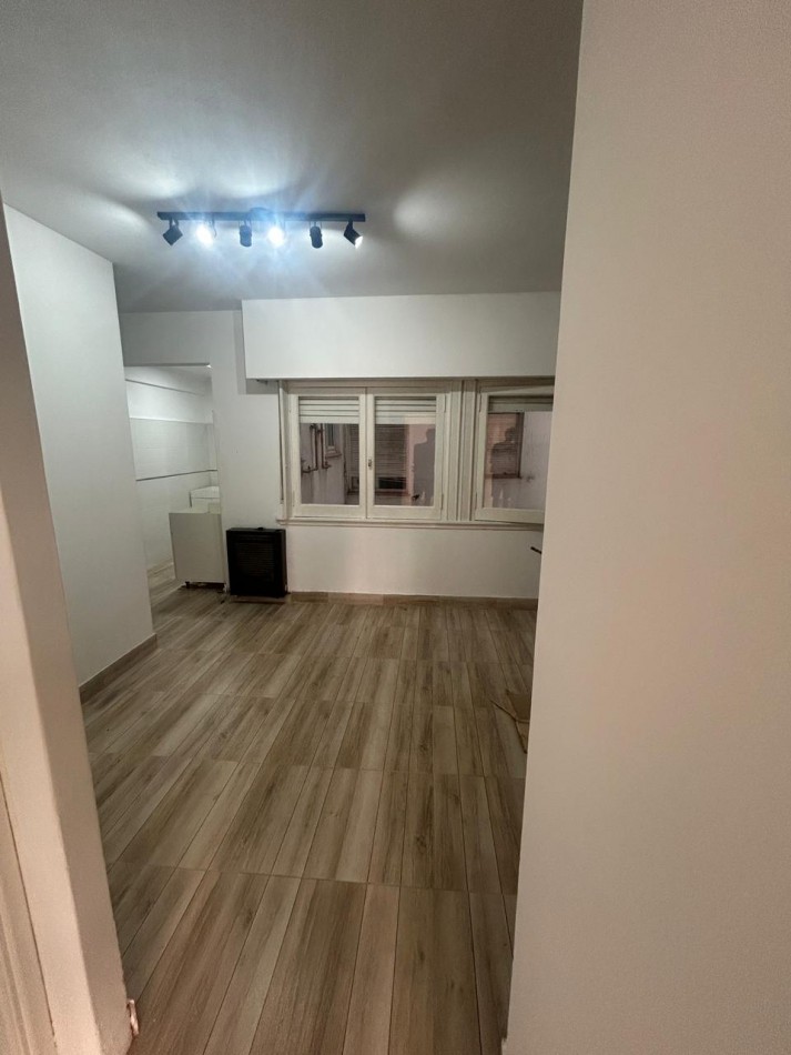 Excelente departamento de 2 ambientes a la calle con balcon saliente