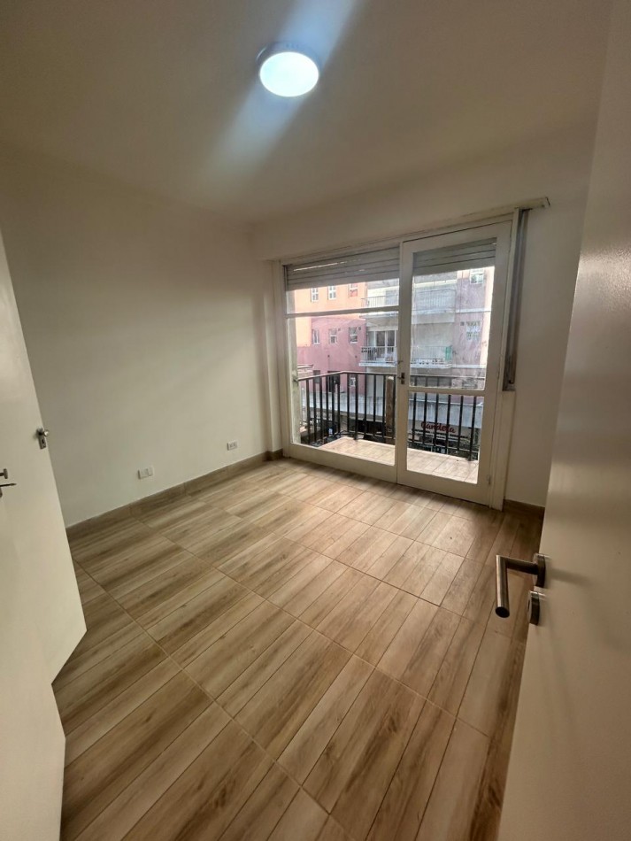 Excelente departamento de 2 ambientes a la calle con balcon saliente