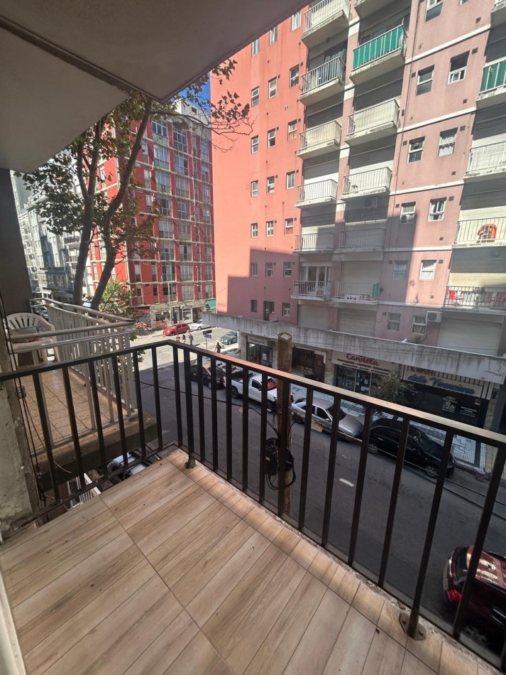 Excelente departamento de 2 ambientes a la calle con balcon saliente