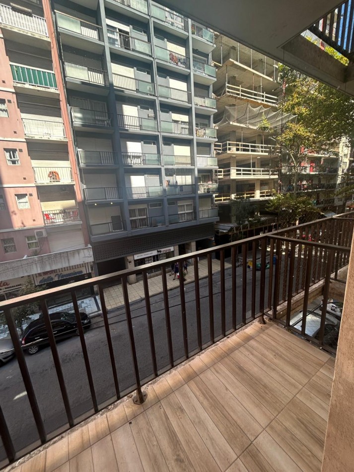 Excelente departamento de 2 ambientes a la calle con balcon saliente