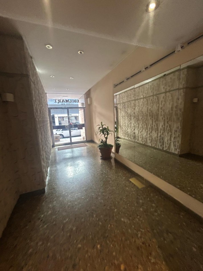 Excelente departamento de 2 ambientes a la calle con balcon saliente