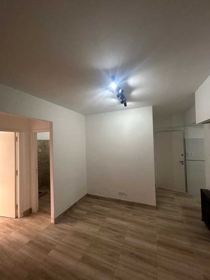 Excelente departamento de 2 ambientes a la calle con balcon saliente