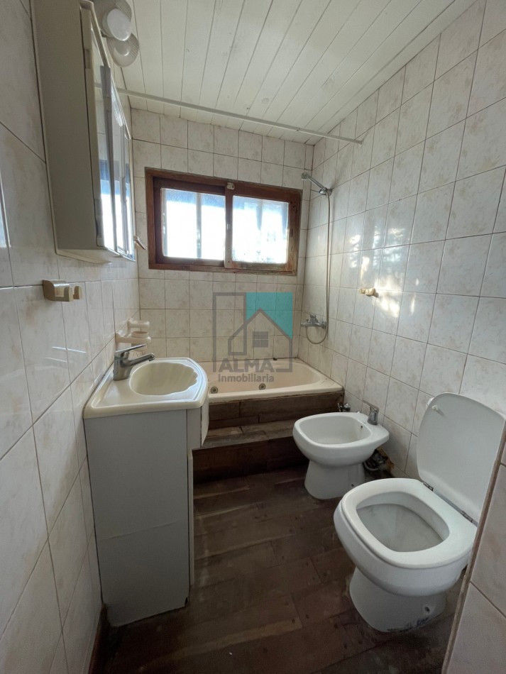 Venta Casa 4 ambientes c/patio, garage y depto monoambiente sobre lote propio