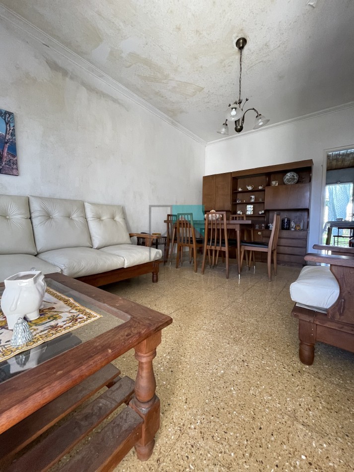 Casa en lote propio - 3 ambientes - garage para dos autos - patio/parque