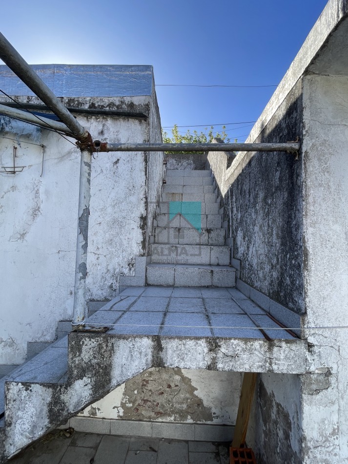 Casa en lote propio - 3 ambientes - garage para dos autos - patio/parque