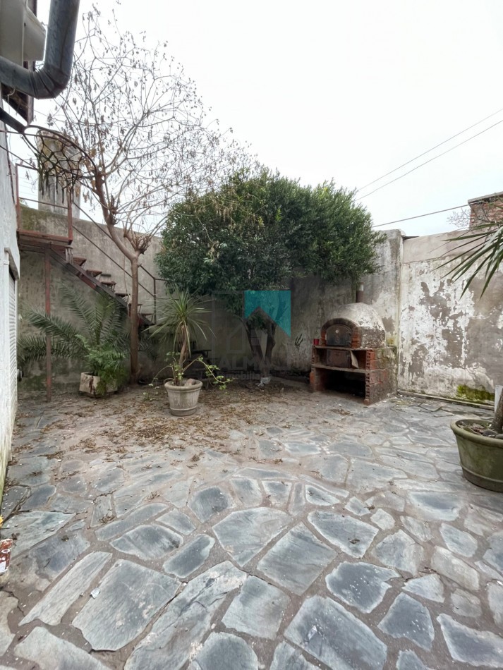Venta Casa 4 ambientes c/patio, garage y depto monoambiente sobre lote propio