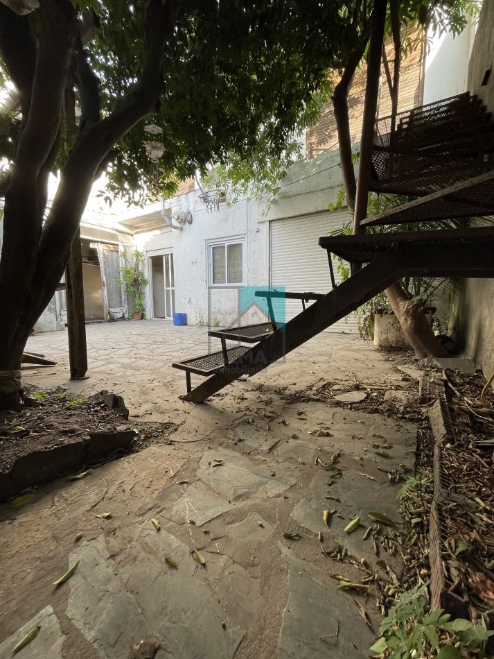 Casa 4 ambientes c/patio, garage y depto monoambiente sobre lote propio
