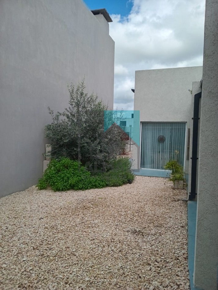 Excelente casa moderna con parque, pileta y quincho + departamento anexo - Ubicada en el centro de Loberia(Prov. de Buenos Aires)