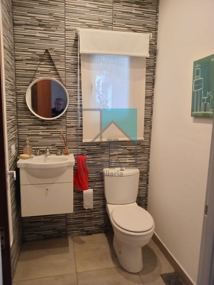 Excelente casa moderna con parque, pileta y quincho + departamento anexo - Ubicada en el centro de Loberia(Prov. de Buenos Aires)