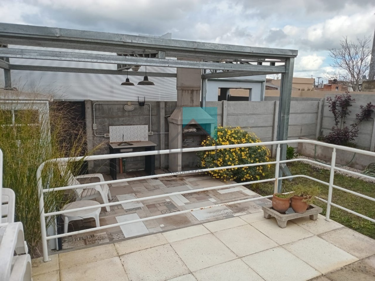 Excelente casa moderna con parque, pileta y quincho + departamento anexo - Ubicada en el centro de Loberia(Prov. de Buenos Aires)