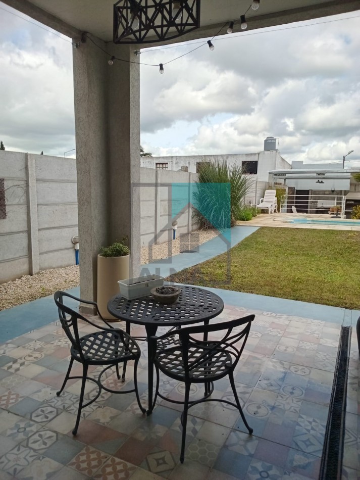 Excelente casa moderna con parque, pileta y quincho + departamento anexo - Ubicada en el centro de Loberia(Prov. de Buenos Aires)