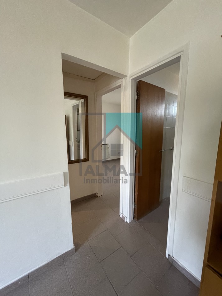 Casa 3 ambientes con patio y entrada para un vehiculo