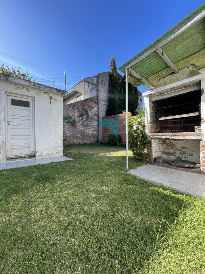 Casa en lote propio - 3 ambientes - garage para dos autos - patio/parque