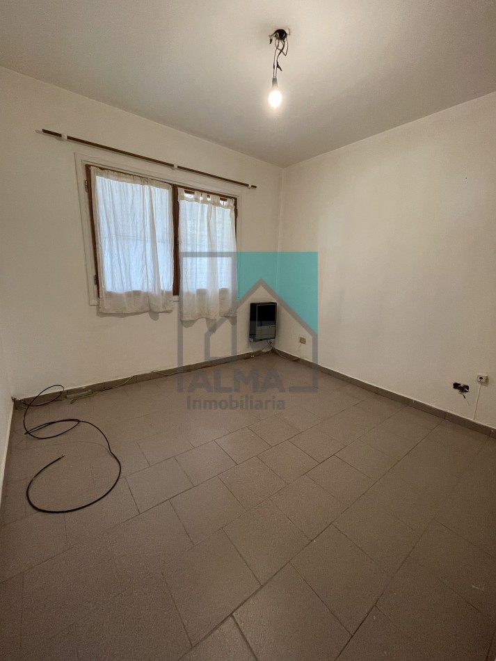 Casa 3 ambientes con patio y entrada para un vehiculo