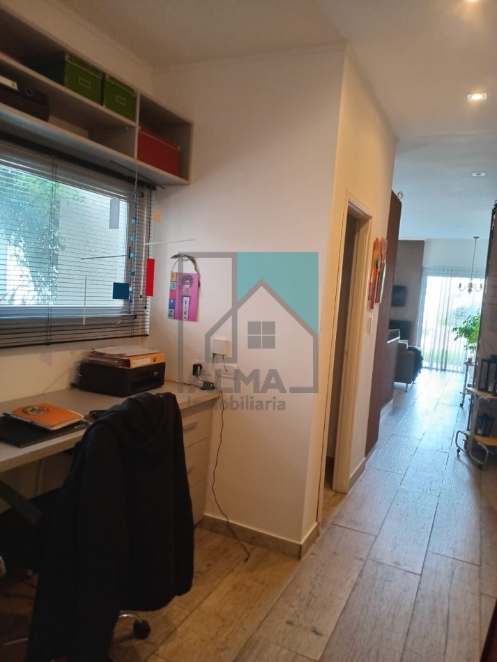 Excelente casa moderna con parque, pileta y quincho + departamento anexo - Ubicada en el centro de Loberia(Prov. de Buenos Aires)