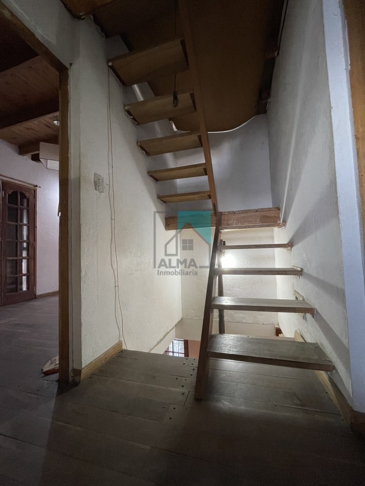 Casa 4 ambientes c/patio, garage y depto monoambiente sobre lote propio