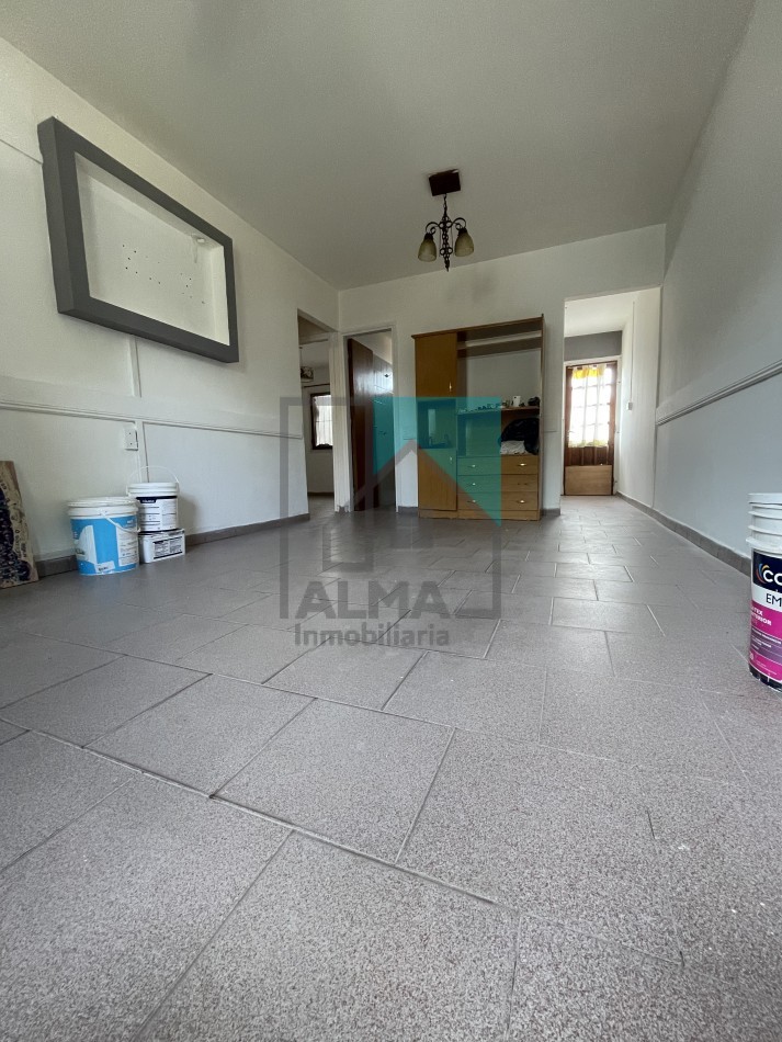 Casa 3 ambientes con patio y entrada para un vehiculo