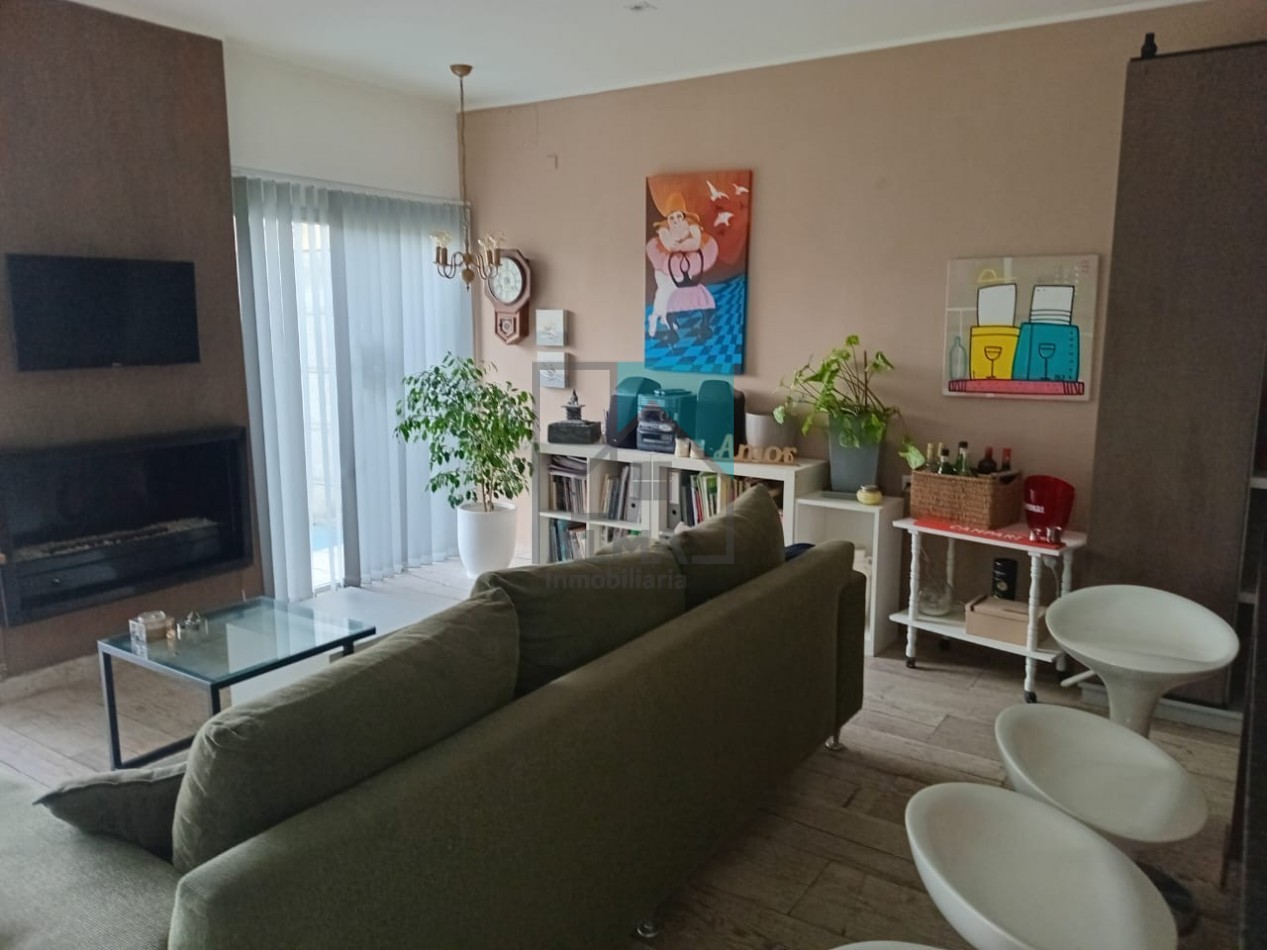 Excelente casa moderna con parque, pileta y quincho + departamento anexo - Ubicada en el centro de Loberia(Prov. de Buenos Aires)