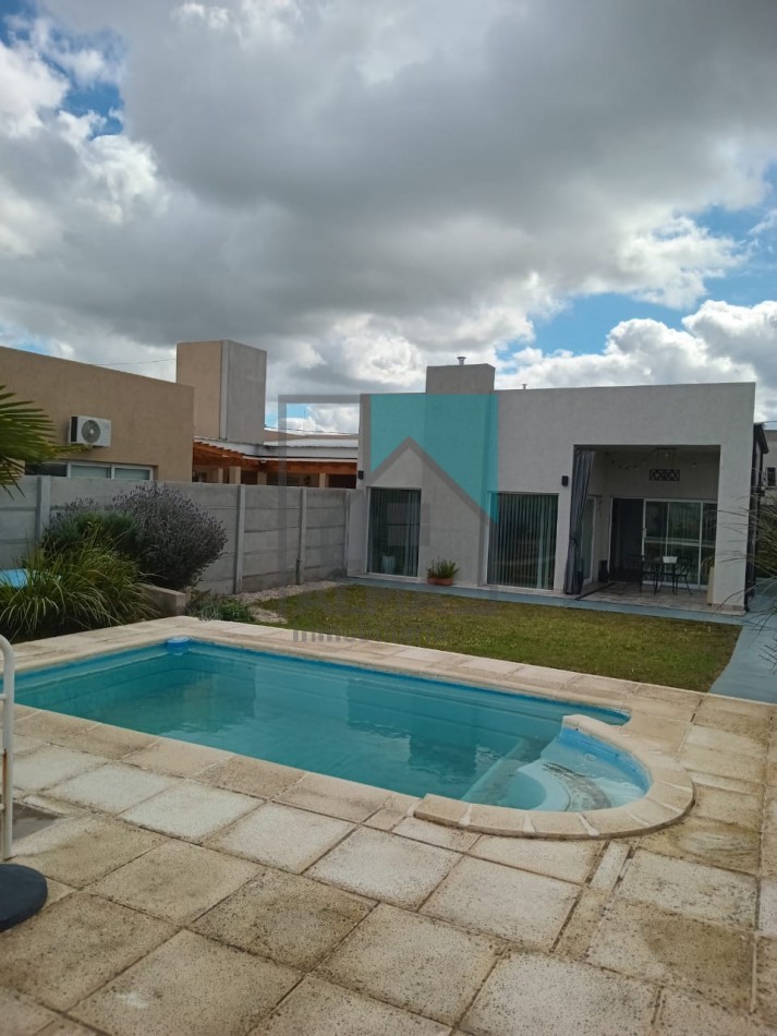 Excelente casa moderna con parque, pileta y quincho + departamento anexo - Ubicada en el centro de Loberia(Prov. de Buenos Aires)