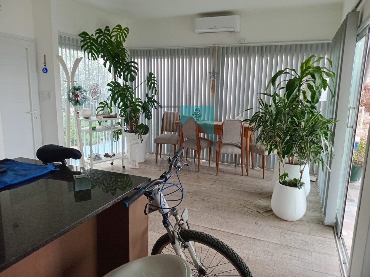 Excelente casa moderna con parque, pileta y quincho + departamento anexo - Ubicada en el centro de Loberia(Prov. de Buenos Aires)