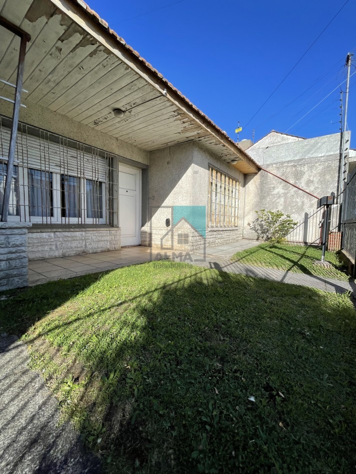 Casa en lote propio - 3 ambientes - garage para dos autos - patio/parque