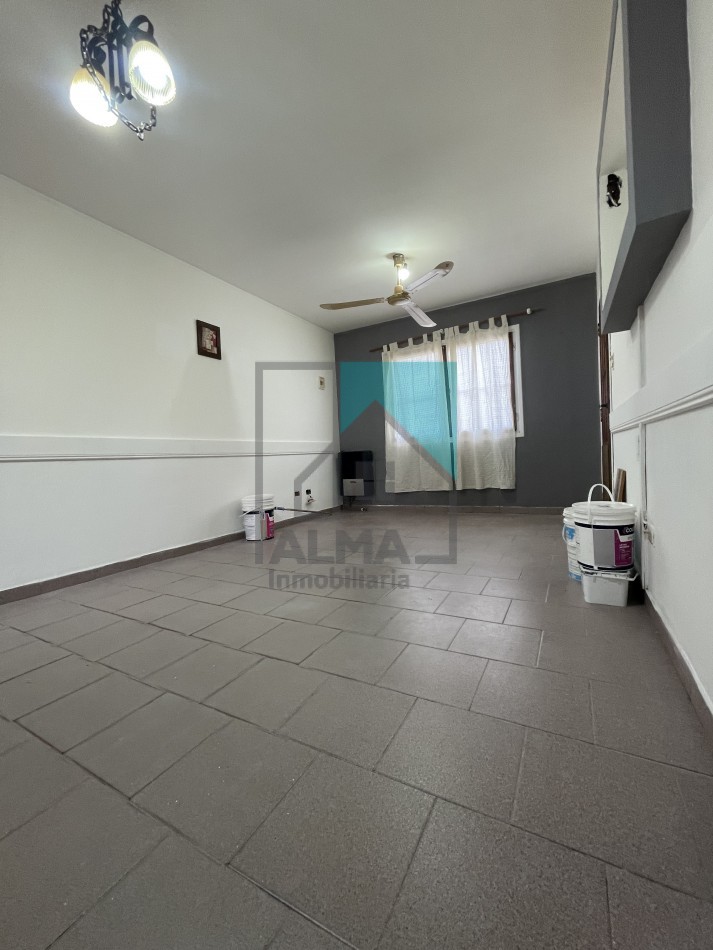 Casa 3 ambientes con patio y entrada para un vehiculo