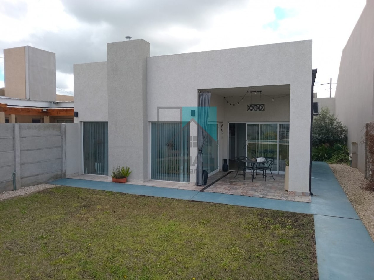 Excelente casa moderna con parque, pileta y quincho + departamento anexo - Ubicada en el centro de Loberia(Prov. de Buenos Aires)