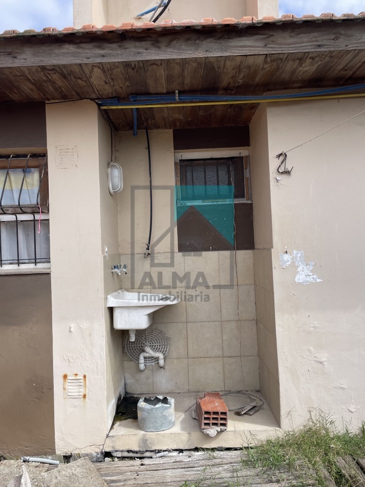 Casa 3 ambientes con patio y entrada para un vehiculo