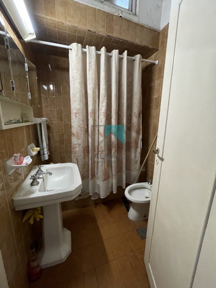 Casa en lote propio - 3 ambientes - garage para dos autos - patio/parque