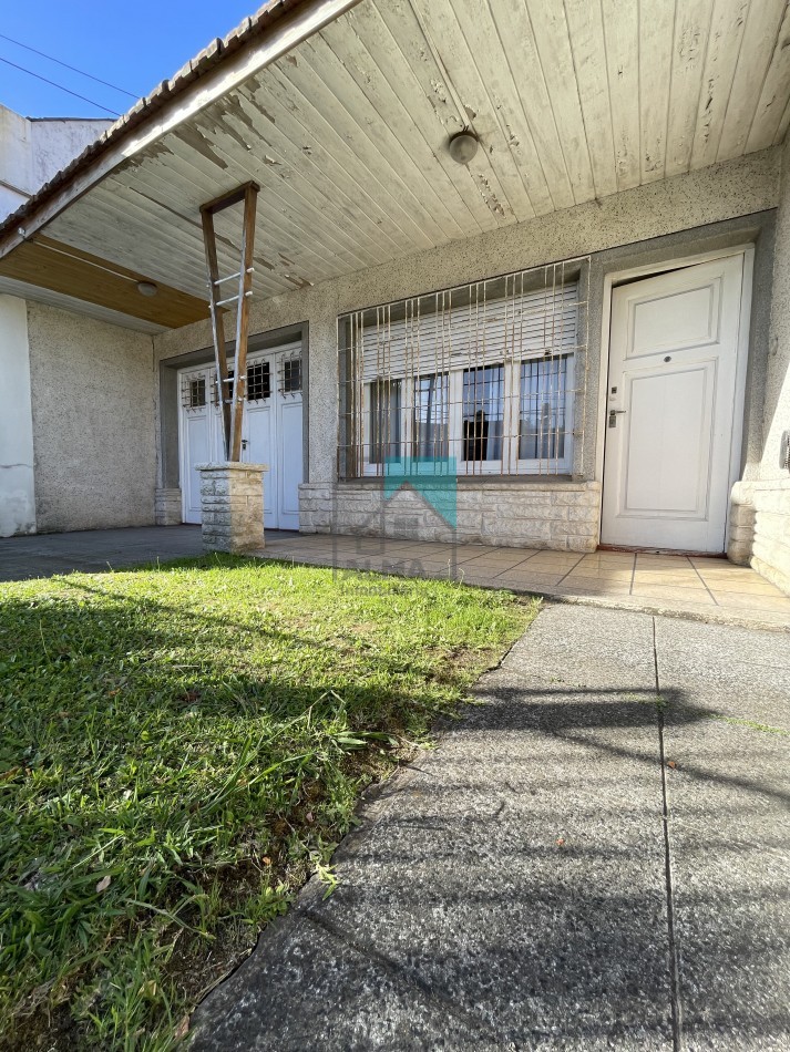 Casa en lote propio - 3 ambientes - garage para dos autos - patio/parque