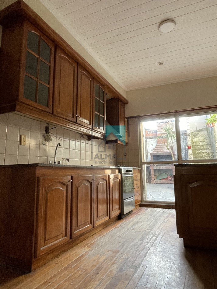 Casa 4 ambientes c/patio, garage y depto monoambiente sobre lote propio