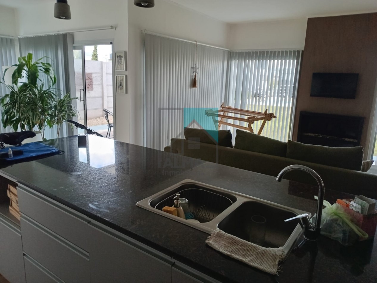 Excelente casa moderna con parque, pileta y quincho + departamento anexo - Ubicada en el centro de Loberia(Prov. de Buenos Aires)