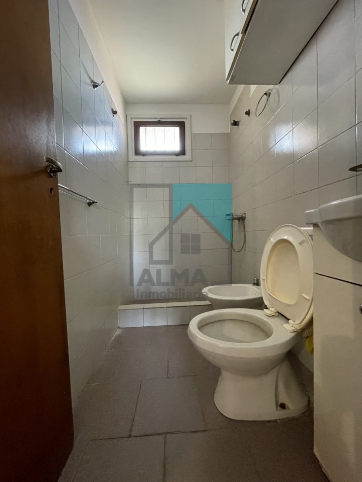 Casa 3 ambientes con patio y entrada para un vehiculo