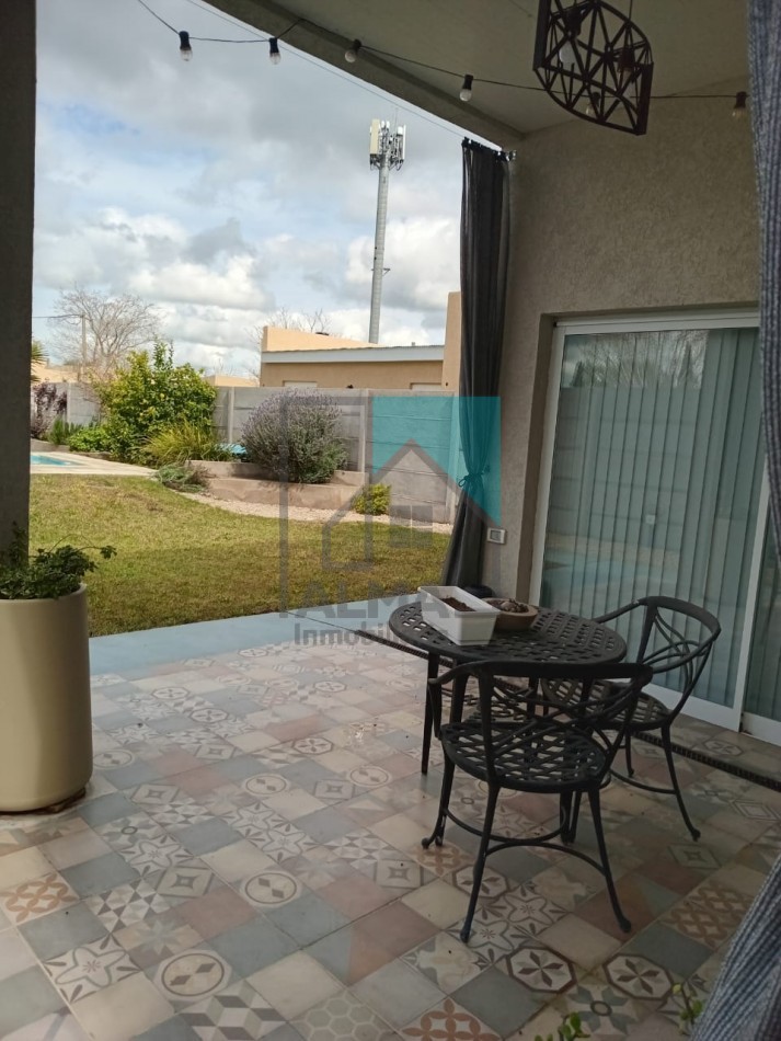 Excelente casa moderna con parque, pileta y quincho + departamento anexo - Ubicada en el centro de Loberia(Prov. de Buenos Aires)