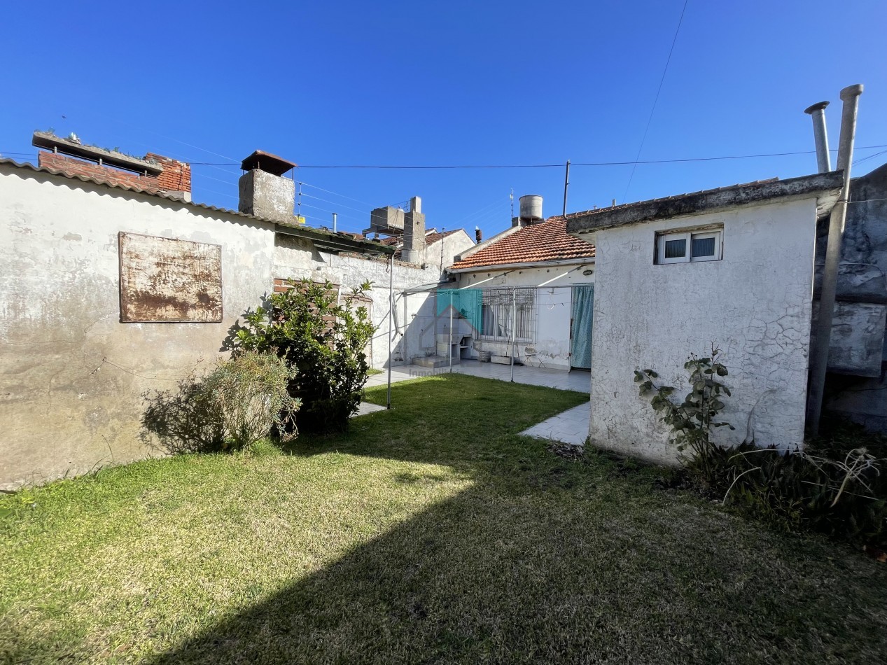 Casa en lote propio - 3 ambientes - garage para dos autos - patio/parque