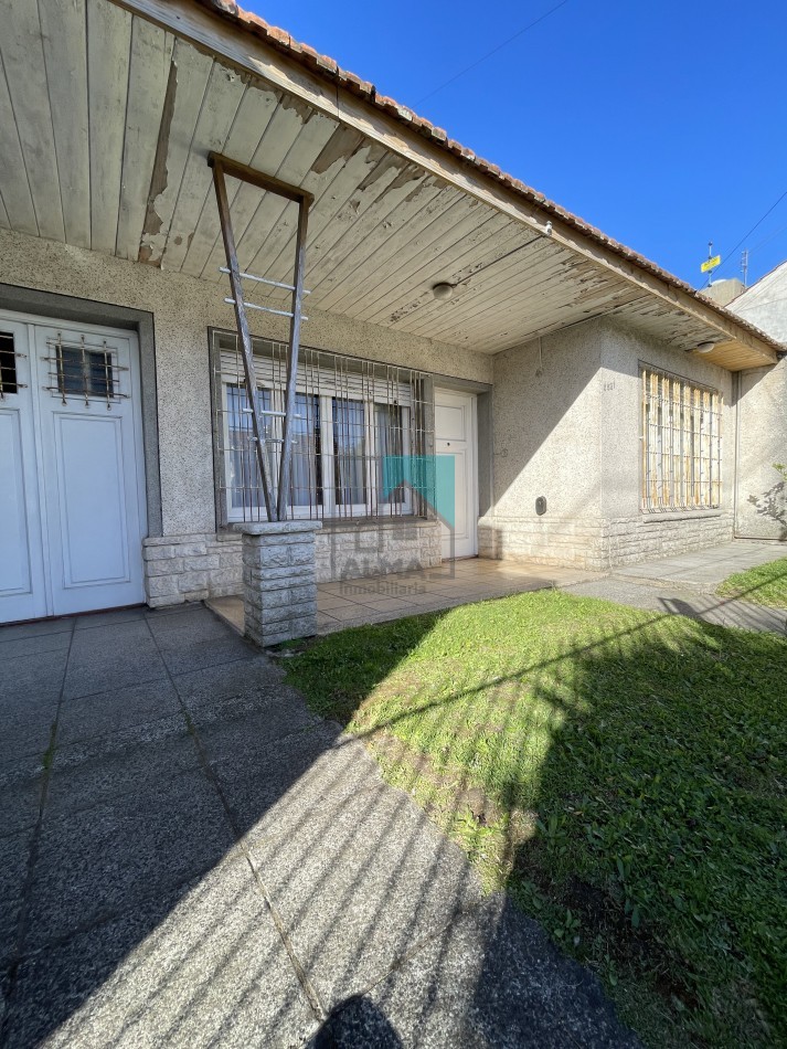 Casa en lote propio - 3 ambientes - garage para dos autos - patio/parque